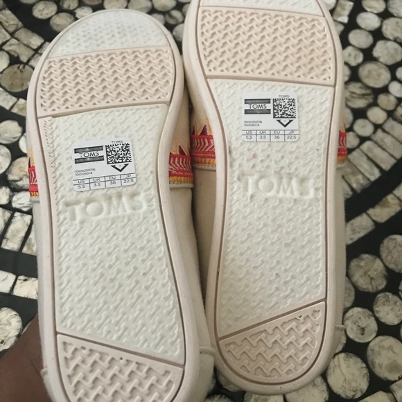 Toms Beaded Red and Cream tribal print beaded shoe - Picture 5 of 6